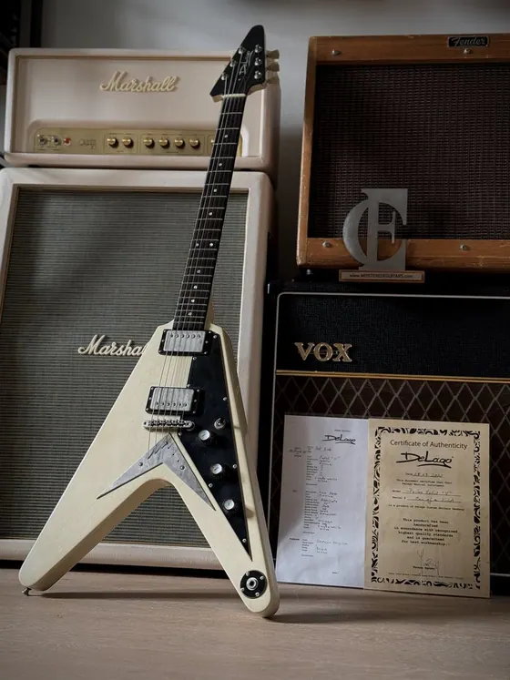 DeLago Model V — Aged White Korina