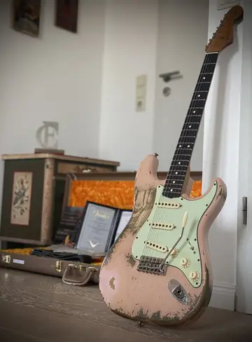 Fender Custom Shop '60/63 LTD Super Heavy Relic — Shell Pink Photo 9