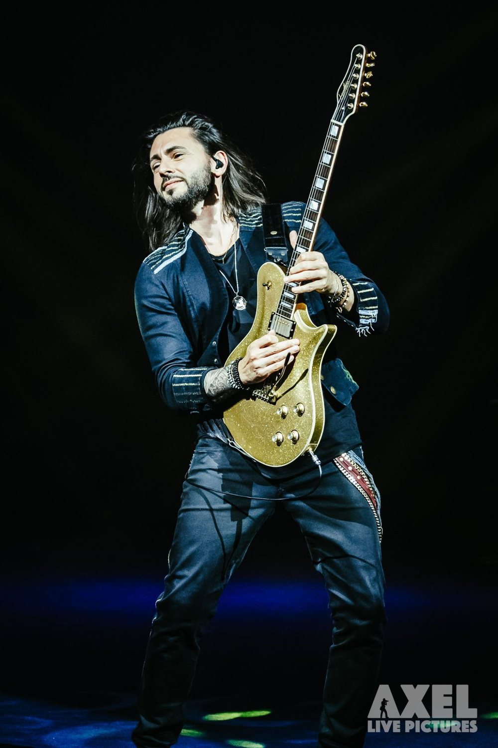 Edin Čolić („Meister Ede“) live auf der Bühne mit seiner Limitless Opus Evo Signature Gitarre